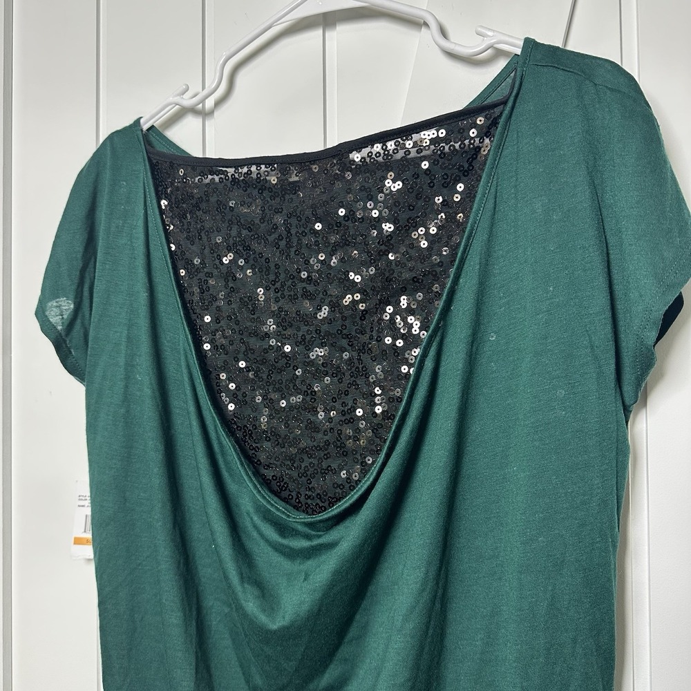 Jessica Simpson Women's Green Top Short Sleeve Sequins Back Size Small NWT - Picture 8 of 9